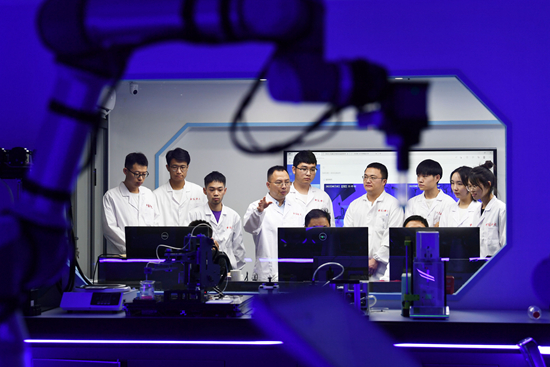 中国团队历时8年打造“最强化学大脑” 机器人